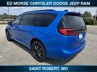 2027 Chrysler Pacifica Select