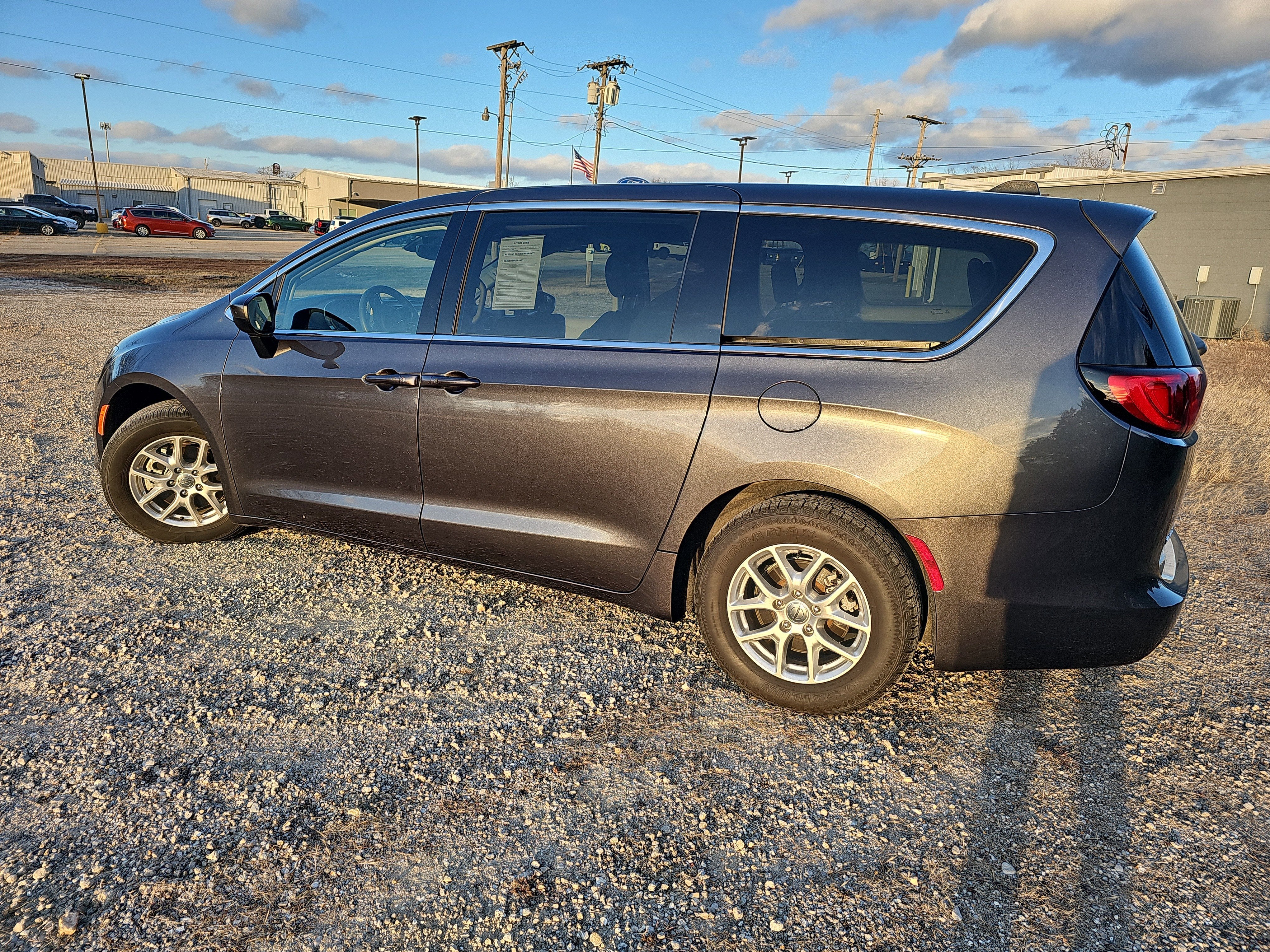 2023 Chrysler Voyager LX